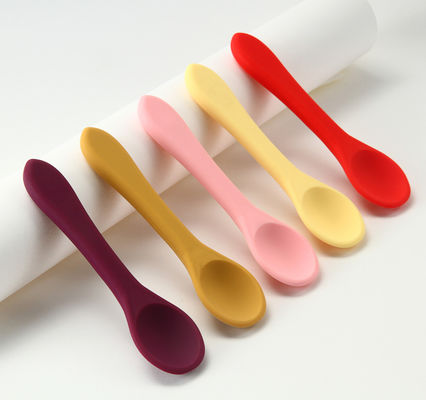 Silikonowa łyżka do karmienia niemowląt klasy spożywczej Zrównoważona z dostosowanym logo