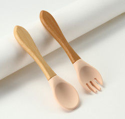 Silikonowa łyżka do karmienia niemowląt klasy spożywczej Zrównoważona z dostosowanym logo