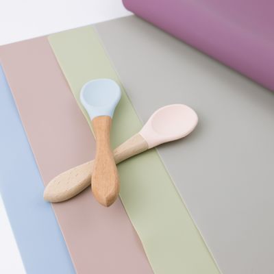 BPA Free Non Slip Kids Silikonowa podkładka Kolorowa z niestandardowym logo Mata na biurko Mata na biurko