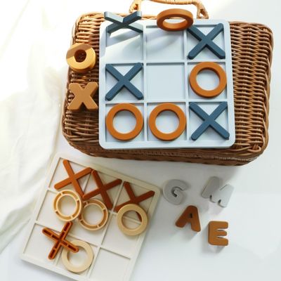 MOQ 50 zestawów Silicone XO Tic Tac Toe Puzzle Dostosowywalne logo Kolory BPA Bezpłatny certyfikat CE Zabawki silikonowe