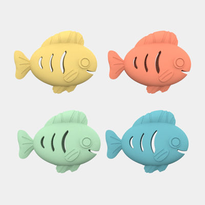 Sprzedaż hurtowa kolorowe BPA Free Food Grade Silicone Pet Dog Training Fish Shape Toys Snack Slow Leak Silicone Feeder Fish Toys