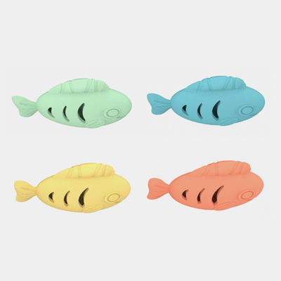 Sprzedaż hurtowa kolorowe BPA Free Food Grade Silicone Pet Dog Training Fish Shape Toys Snack Slow Leak Silicone Feeder Fish Toys