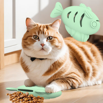 Sprzedaż hurtowa kolorowe BPA Free Food Grade Silicone Pet Dog Training Fish Shape Toys Snack Slow Leak Silicone Feeder Fish Toys
